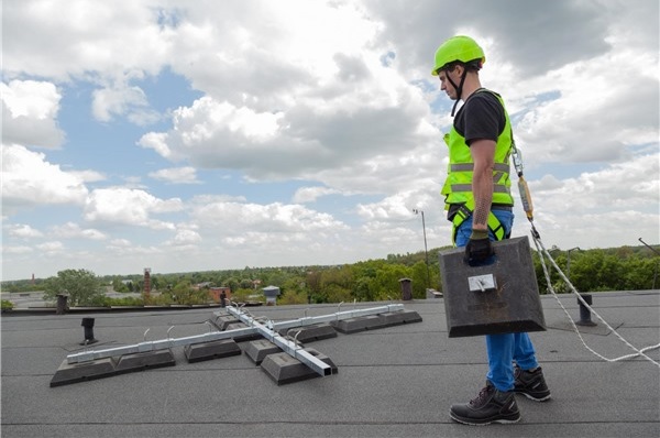 Flat roof fall protection